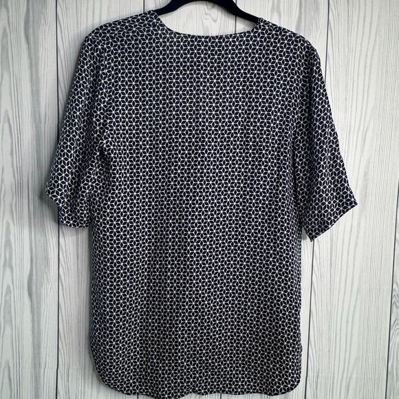 Theory Tile Antazie 100% silk Geometric Blouse Size Small Navy/White - Picture 4 of 6
